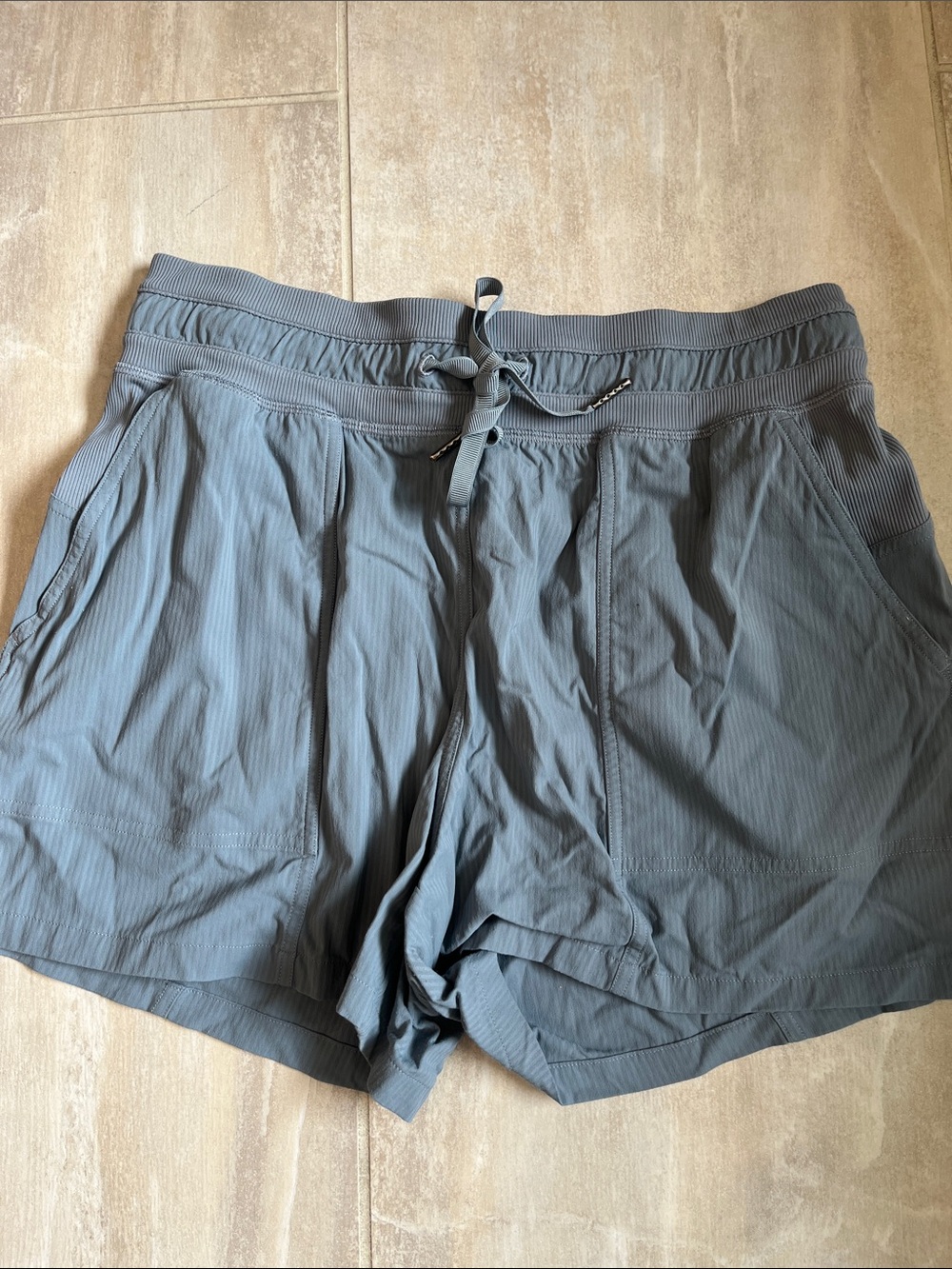 lululemon athletica women’s dance studio shorts light blue size 6